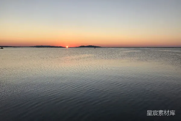 高清摄影 夕阳下的平静湖面