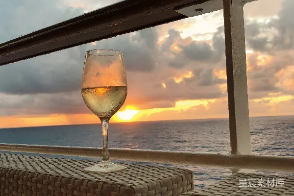 高清摄影 夕阳下的葡萄酒