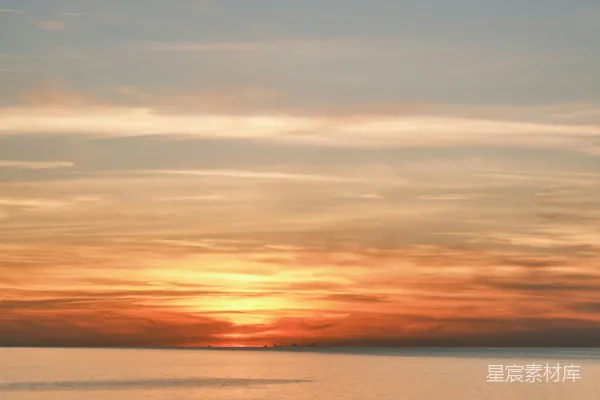 高清摄影 夕阳下的海滩二人