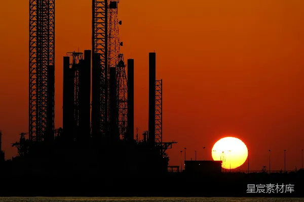 高清摄影 夕阳下的工业港口