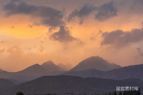 高清摄影 夕阳下的山峦与村庄