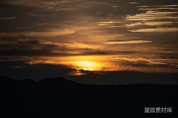 高清摄影 夕阳西下，云海中的宁静