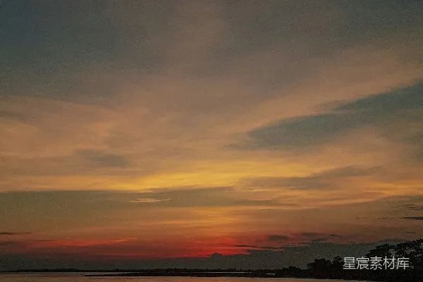 高清摄影 夕阳下的平静湖面