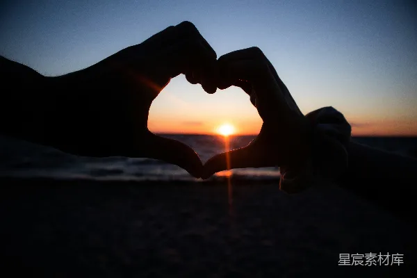 高清摄影 夕阳下的心形手势