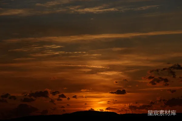 高清摄影 黄昏的风力发电机群