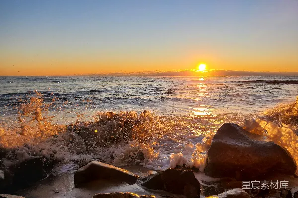高清摄影 海浪拍打岩石的日落