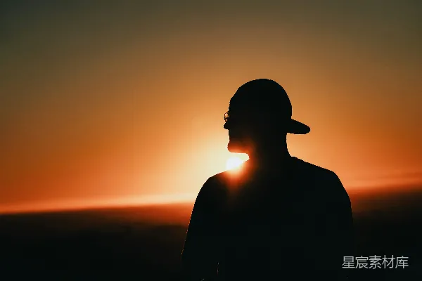 高清摄影 夕阳下的剪影：自由的灵魂