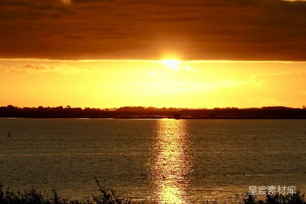 高清摄影 夕阳下的宁静湖面