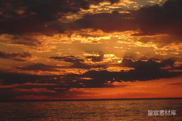 高清摄影 夕阳西下，海面的宁静与壮丽
