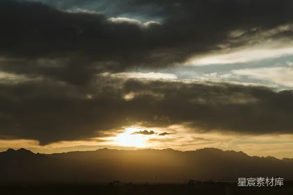 高清摄影 夕阳下的山脉与建筑工地