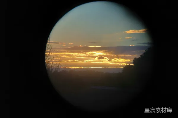 高清摄影 透过圆形孔洞的夕阳景色