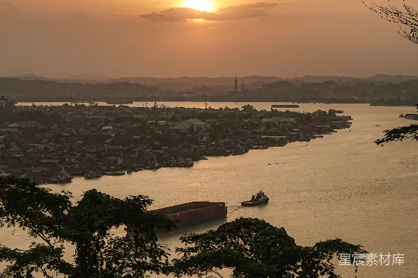 高清摄影 夕阳下的河畔小镇