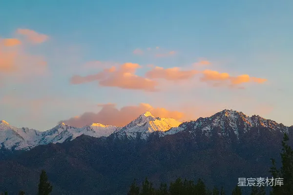 高清摄影 夕阳下的雪山