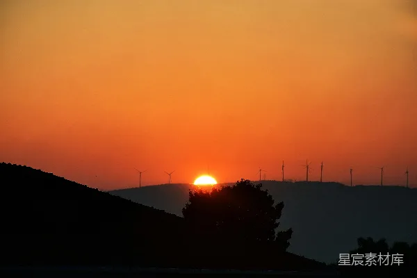 高清摄影 夕阳下的风力发电场