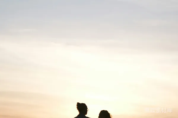高清摄影 夕阳下的爱情剪影