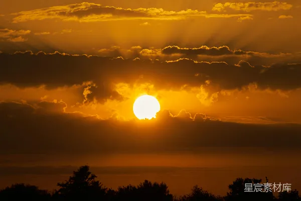 高清摄影 夕阳西下，云层中的金色光辉