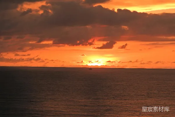 高清摄影 夕阳下的孤独航船