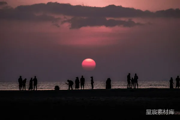 高清摄影 夕阳下的海滩剪影