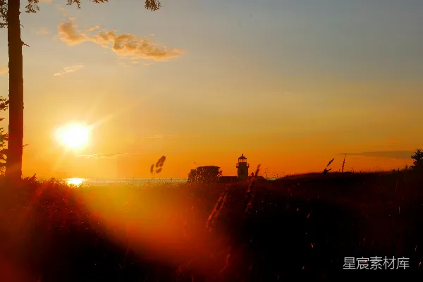 高清摄影 夕阳下的灯塔剪影