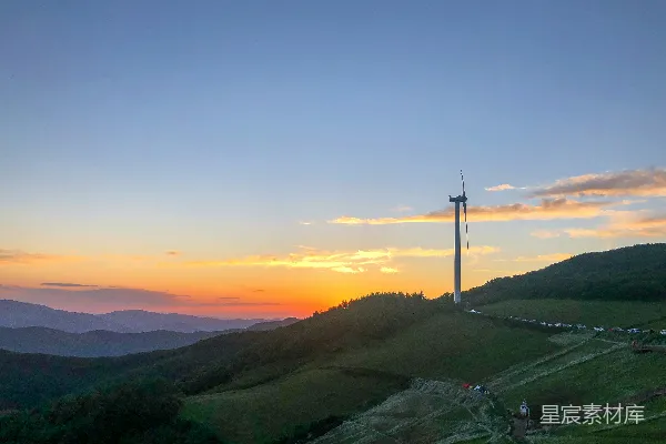 高清摄影 夕阳下的山间风力发电机