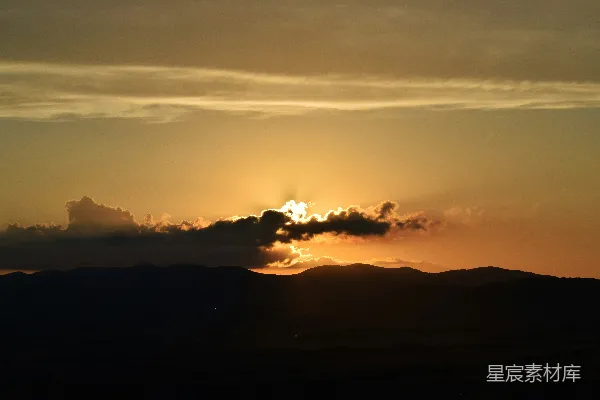 高清摄影 夕阳西下，云海山影