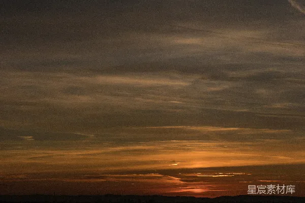 高清摄影 夕阳余晖下的宁静天空