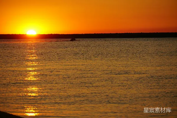 高清摄影 夕阳下的宁静湖面