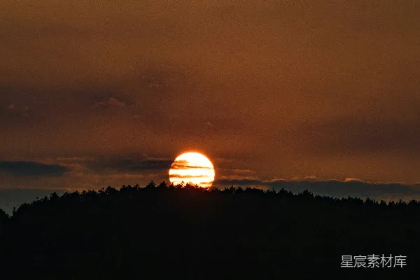 高清摄影 夕阳西下，山林剪影