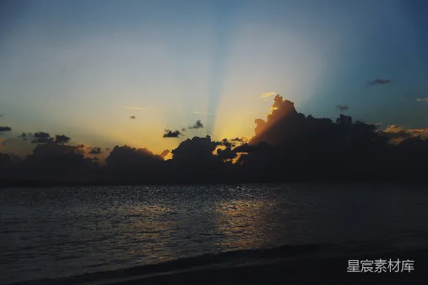 高清摄影 海面上的日落光芒