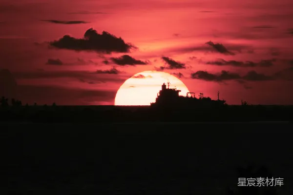 高清摄影 夕阳下的货轮剪影
