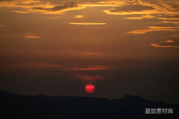 高清摄影 日落山间，金色云海