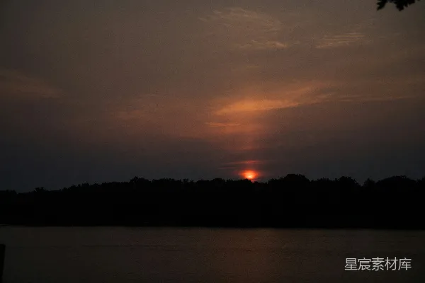 高清摄影 夕阳下的宁静湖面
