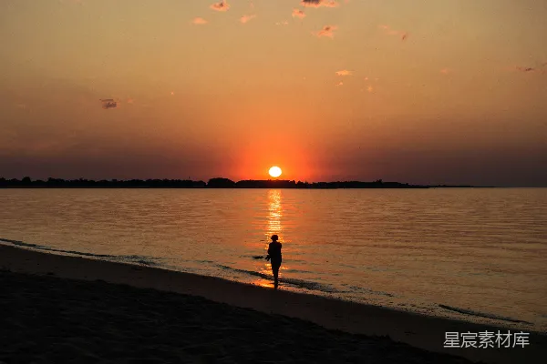 高清摄影 夕阳下的独行者
