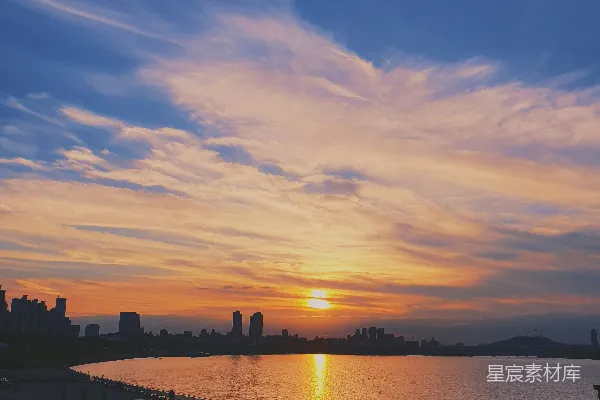 高清摄影 黄昏时分的城市湖景