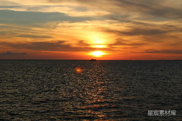 高清摄影 夕阳下的海上航程