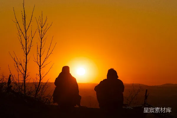 高清摄影 夕阳下的二人剪影
