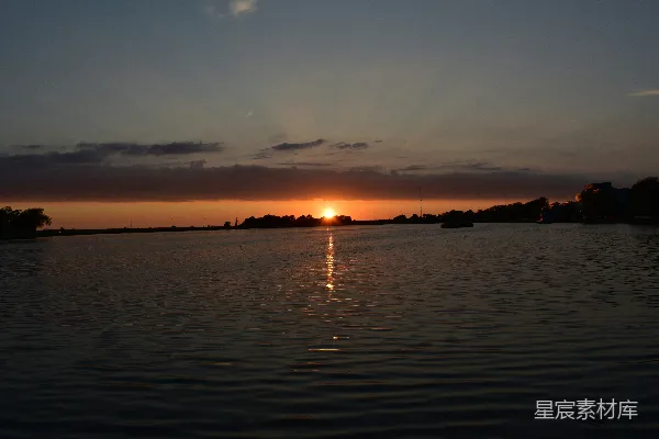 高清摄影 夕阳下的宁静湖景
