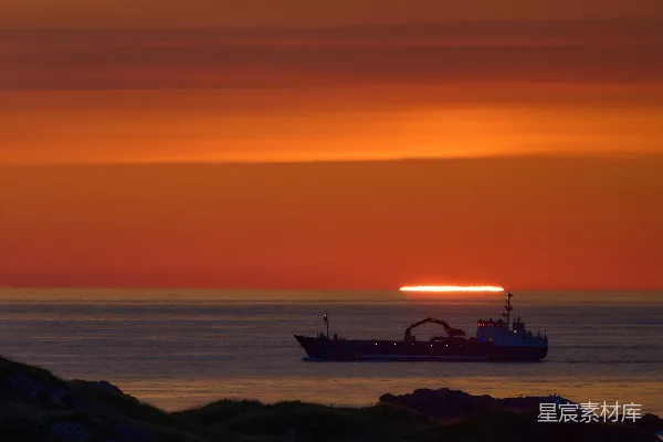 高清摄影 夕阳下的货轮剪影