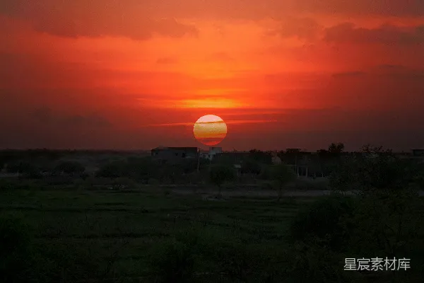 高清摄影 夕阳下的宁静村庄