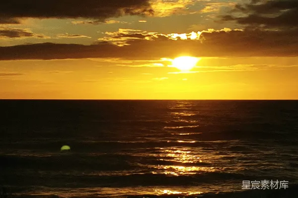 高清摄影 金色的海平线：夕阳下的宁静