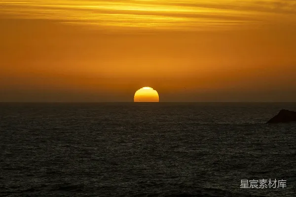 高清摄影 夕阳西下，海平面上的壮丽景象