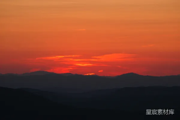 高清摄影 夕阳下的山脉剪影