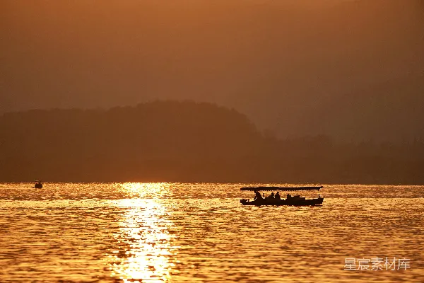 高清摄影 夕阳下的湖上小舟