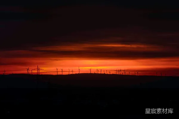 高清摄影 夕阳下的风力发电站
