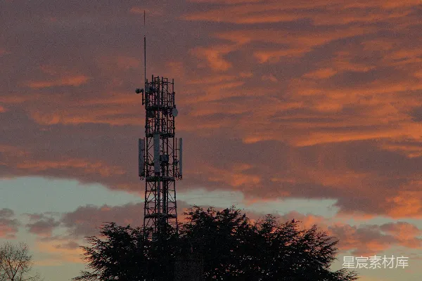 高清摄影 夕阳下的通信塔剪影