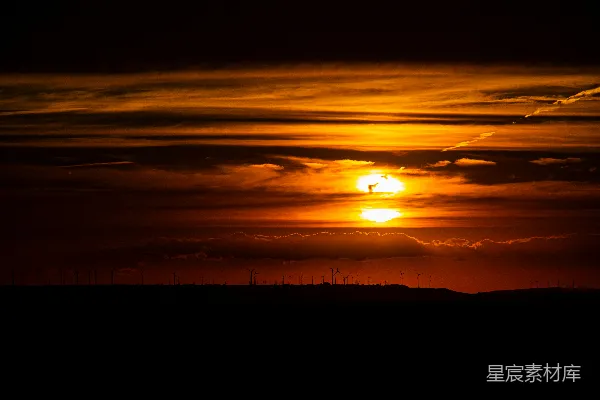 高清摄影 夕阳下的风力发电场