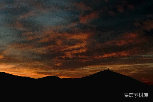 高清摄影 夕阳下的山峰剪影