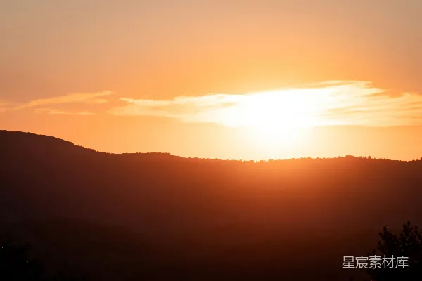 高清摄影 夕阳下的山峦剪影