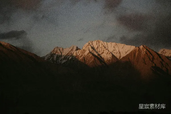 高清摄影 日落雪山的宁静之美