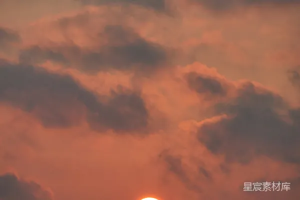 高清摄影 夕阳下的云朵与飞机